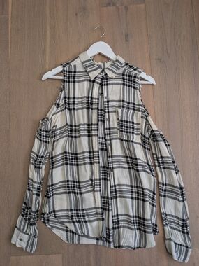 Abercrombie & Fitch Black and Cream Plaid Cold-Shoulder Button Down